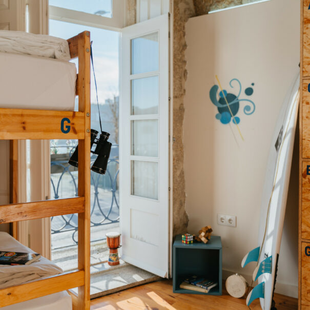 Bed in 8-bed mixed community room with river view at Happy Porto Hostel – budget hotel Porto
