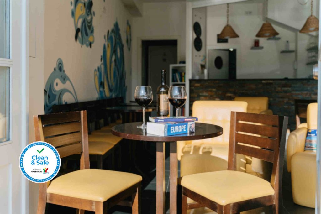 happy-porto-hostel-porto-hostels-porto-bar