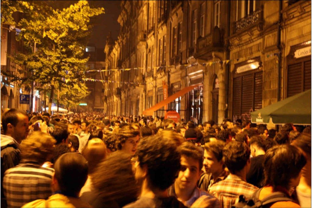 happy-porto-hostel-porto-hostels-porto-Galerias-Paris